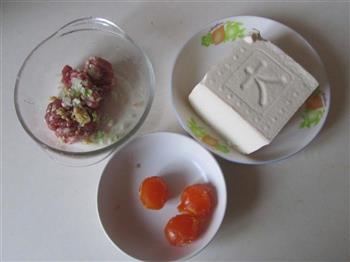 咸蛋黄豆腐酿丸子的做法步骤1