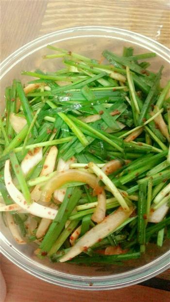 韩国家常菜-韭菜凉拌洋葱的做法步骤1