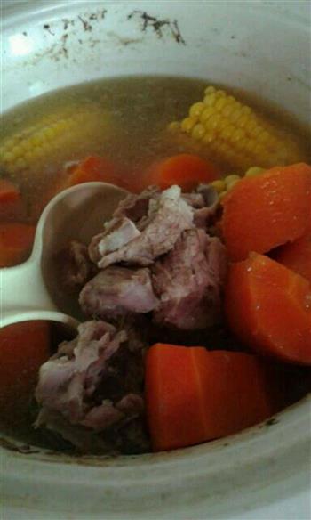 玉米萝卜猪骨汤的做法步骤1