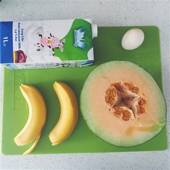 简易版香蕉哈密瓜冰淇淋奶昔的做法步骤1