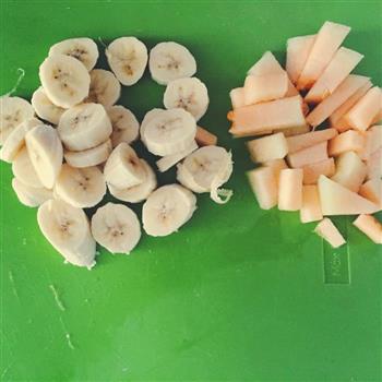 简易版香蕉哈密瓜冰淇淋奶昔的做法步骤2