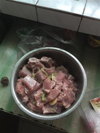 干锅排骨带配菜，干锅火锅的做法步骤1