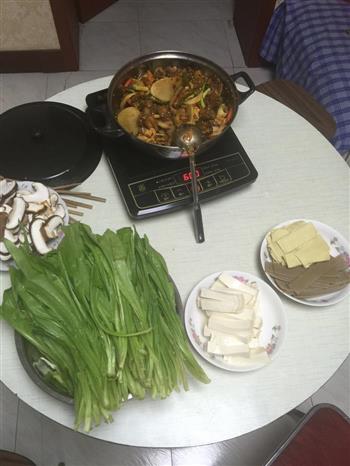 干锅排骨带配菜，干锅火锅的做法步骤4