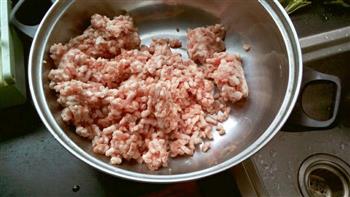 芹菜猪肉水饺的做法步骤1