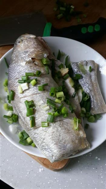 清蒸黄鱼—零油烟纯微波菜也能如此美味的做法步骤1