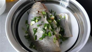 清蒸黄鱼—零油烟纯微波菜也能如此美味的做法步骤3