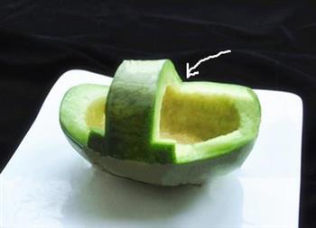 雕刻香瓜乌龟船水果盘的做法步骤1