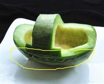 雕刻香瓜乌龟船水果盘的做法步骤2