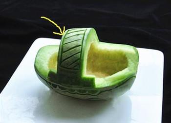 雕刻香瓜乌龟船水果盘的做法步骤3