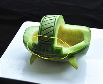 雕刻香瓜乌龟船水果盘的做法步骤4