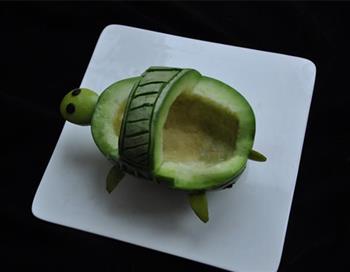 雕刻香瓜乌龟船水果盘的做法步骤5