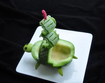 雕刻香瓜乌龟船水果盘的做法步骤7
