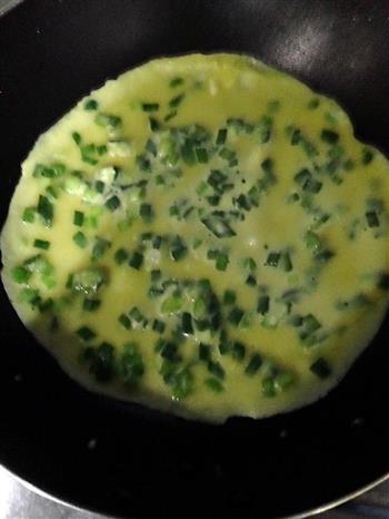 韭菜鸡蛋卷土豆丝饼，暖暖的充满爱的早餐的做法图解1