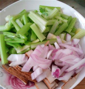 洋葱豆干芹菜的做法步骤2