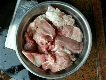 鸡脚猪骨头汤的做法步骤1