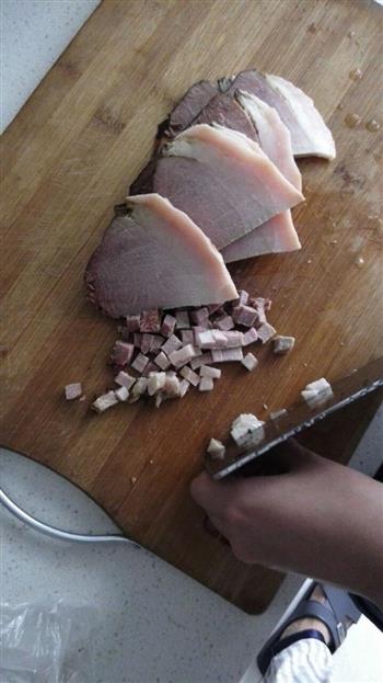 腊肉蚕豆豌豆焖饭的做法图解3
