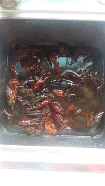 卧着热干面的油焖大虾的做法图解1