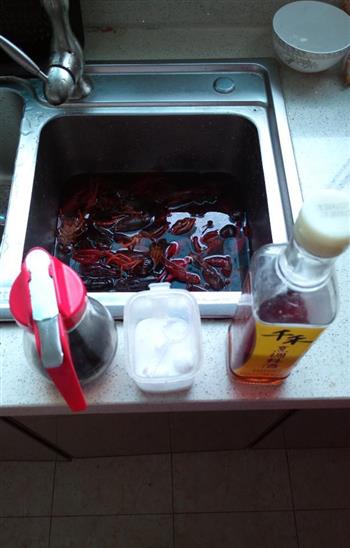 卧着热干面的油焖大虾的做法图解4