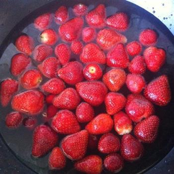 草莓罐头的做法步骤1