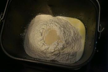 酸奶豆沙小面包的做法图解1