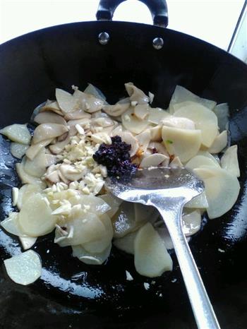 杏鲍菇炒土豆片的做法步骤5