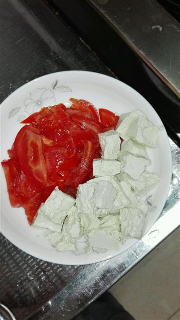 西红柿烧豆腐的做法图解1