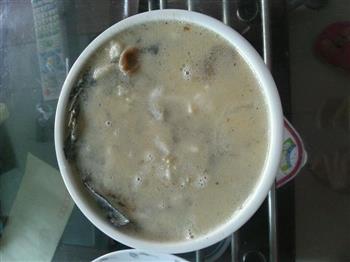 酒酿鲫鱼菌菇汤的做法步骤1