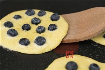 蓝莓煎饼的做法图解7