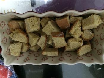 面包蛋奶布丁-吃不完的剩面包也可以美美享用的做法步骤1