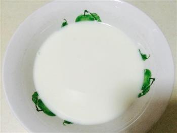 牛奶麦片粥的做法步骤1