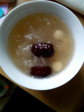 银耳红枣莲子糖水的做法步骤2