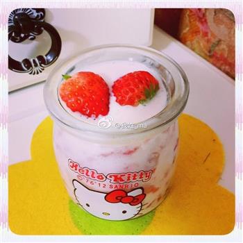草莓奶昔的做法步骤2
