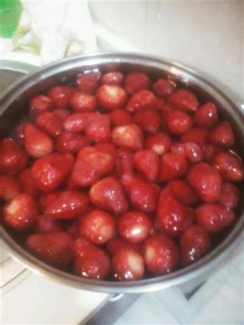 酸甜草莓罐头的做法图解1