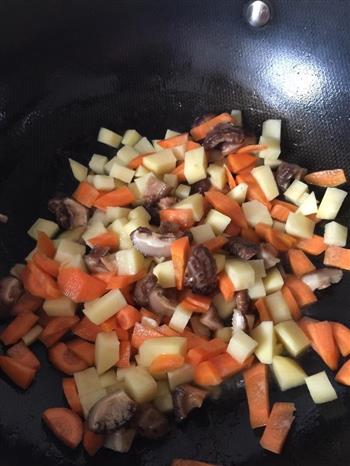 腊肉香菇土豆闷饭的做法步骤2