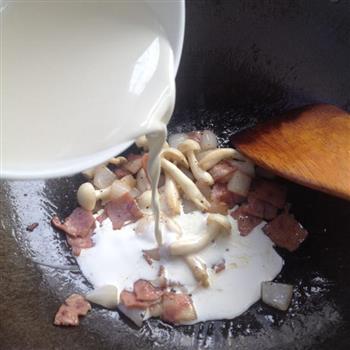 奶油培根意面的做法步骤5