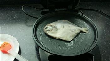 干煎鲳鳊鱼的做法图解4