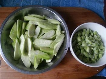 绿色心情版丝瓜炒毛豆籽的做法步骤1