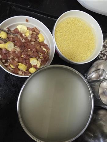 绿豆，板栗，咸蛋黄肉粽的做法步骤1