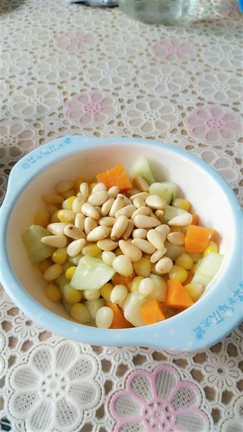 松仁玉米蔬菜沙拉的做法图解2