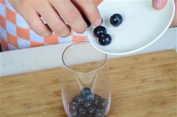 蓝莓坚果豆浆布丁的做法步骤3