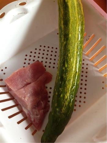 黄瓜炒肉肉的做法图解1