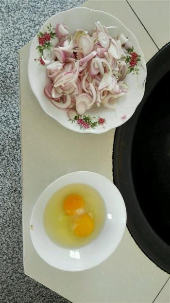 洋葱炒蛋的做法步骤1