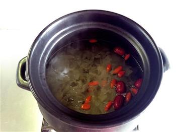 红枣桂圆枸杞银耳汤的做法步骤8