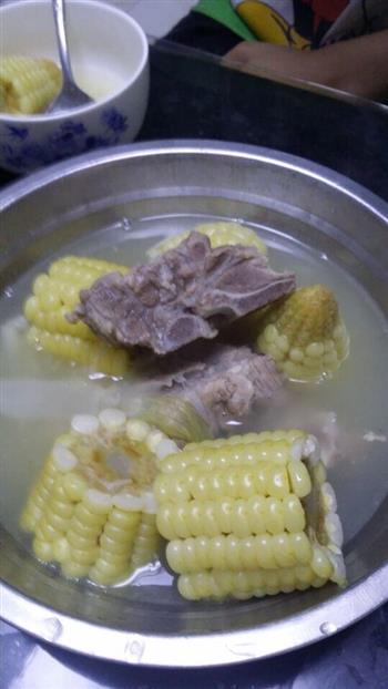 玉米排骨汤的做法图解3