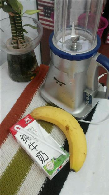 减肥餐  香蕉牛奶的做法步骤1