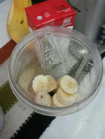 减肥餐  香蕉牛奶的做法步骤2