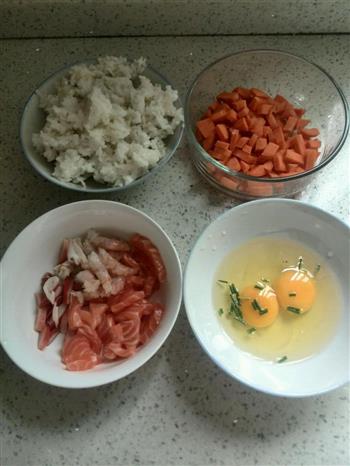 三文鱼海鲜炒饭的做法步骤2
