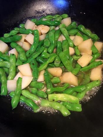 四季豆土豆焖饭的做法步骤4