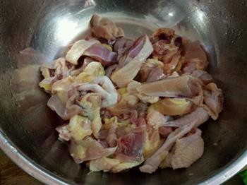 香菇焖鸡的做法步骤1