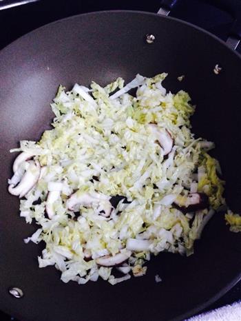饭菜两吃-白菜炒米线的做法步骤2